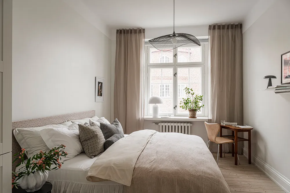 Teintes douces du blanc dans le design d'un appartement suédois spacieux - Gallery image 24