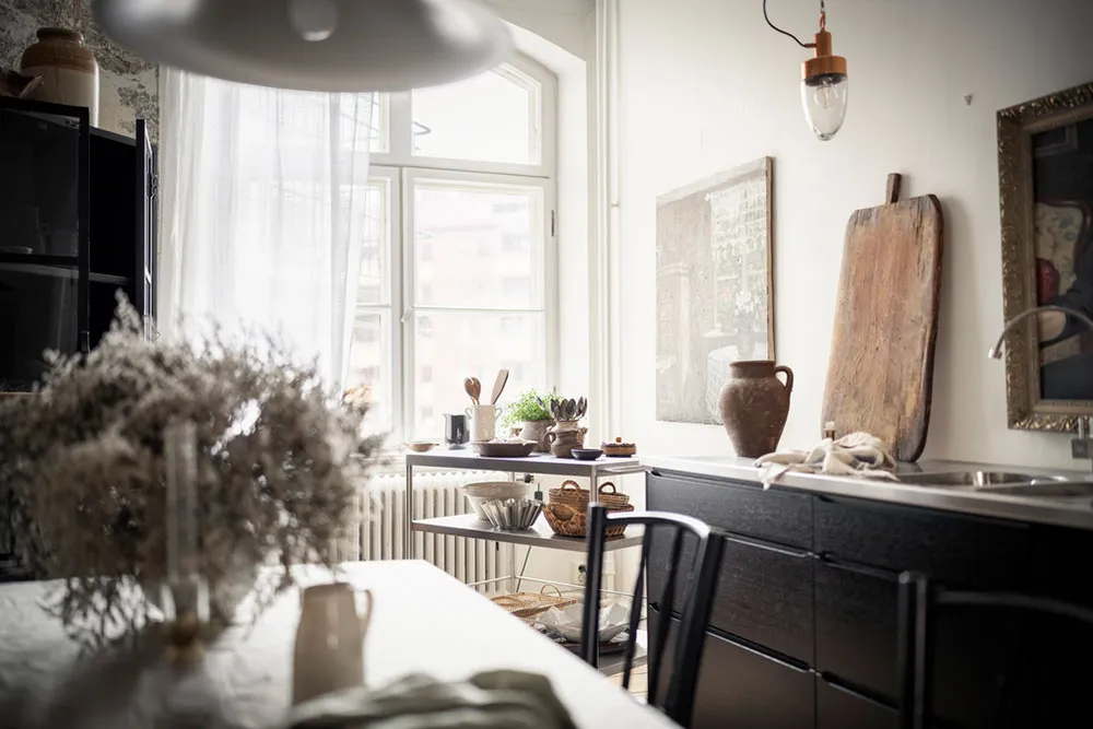 Темні стіни та затишний текстиль: квартира в Швеції - Gallery image 16