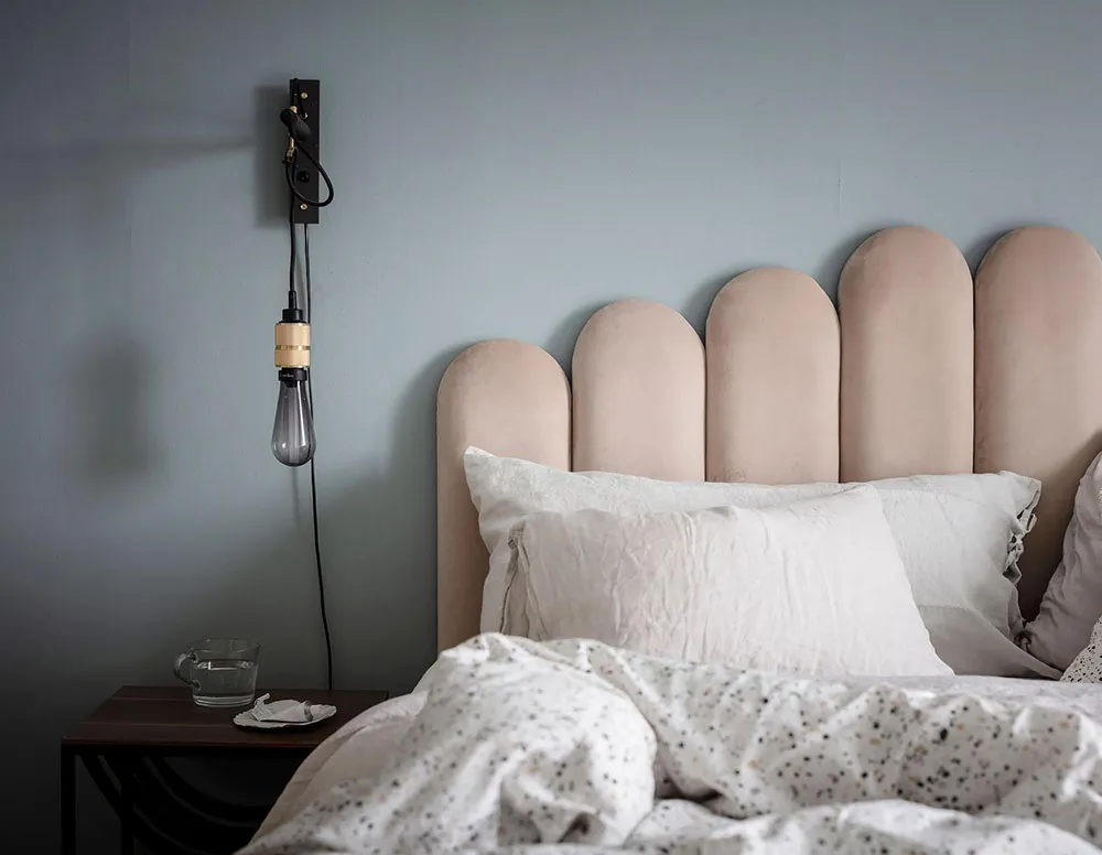 Intérieur scandinave blanc avec salle à manger passagère et chambre bleue (73 m²) - Gallery image 27