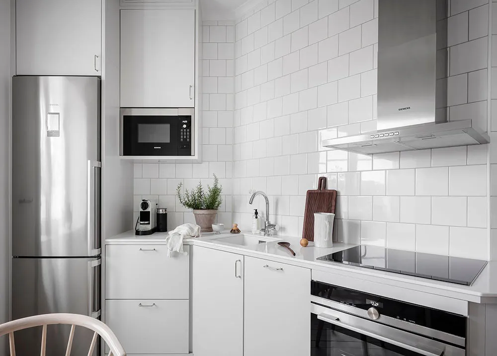 Intérieur scandinave blanc avec salle à manger passagère et chambre bleue (73 m²) - Gallery image 17