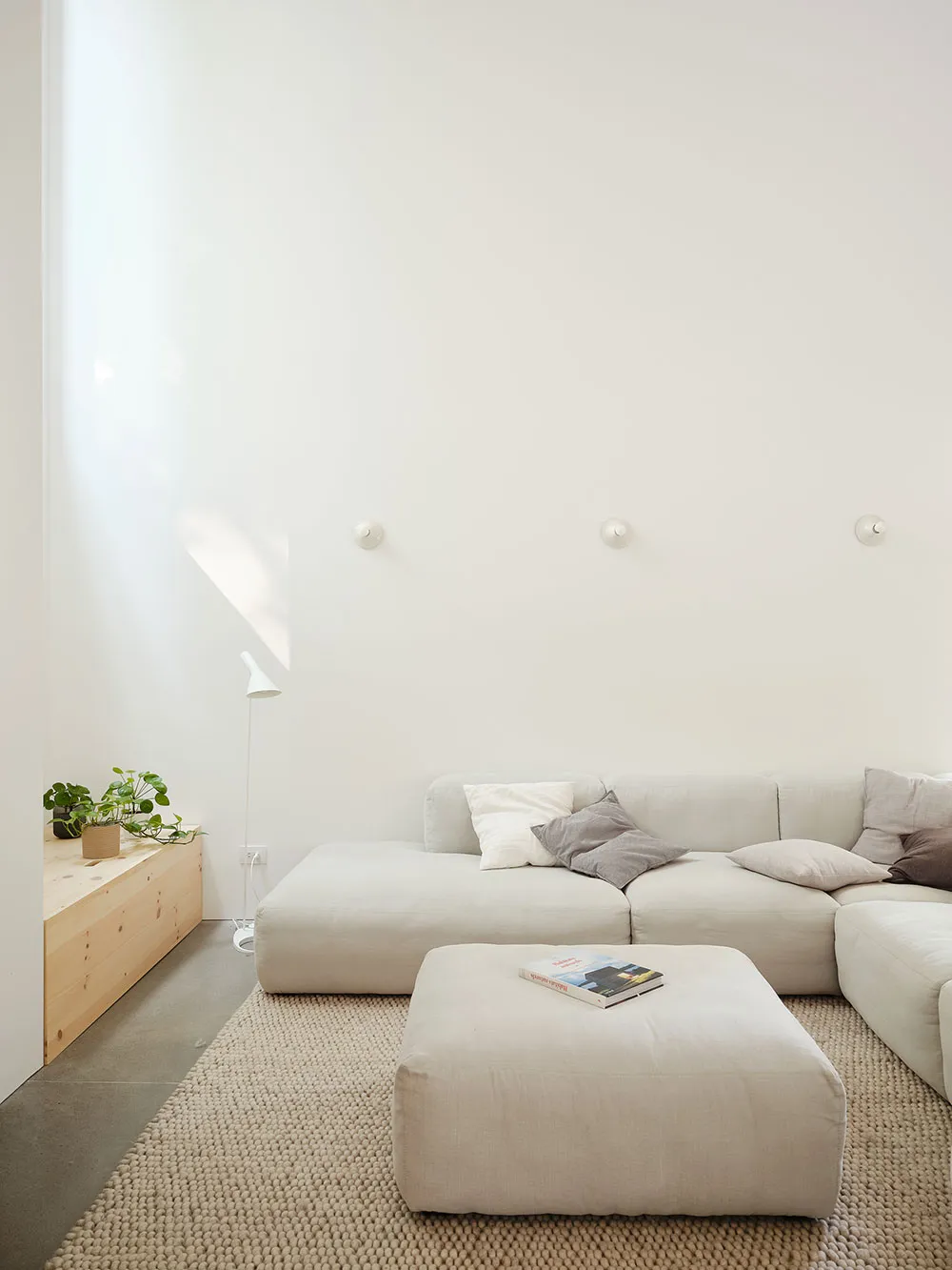 Stylischer Holzhütte im Wald mit hellen modernen Interieurs - Gallery image 8