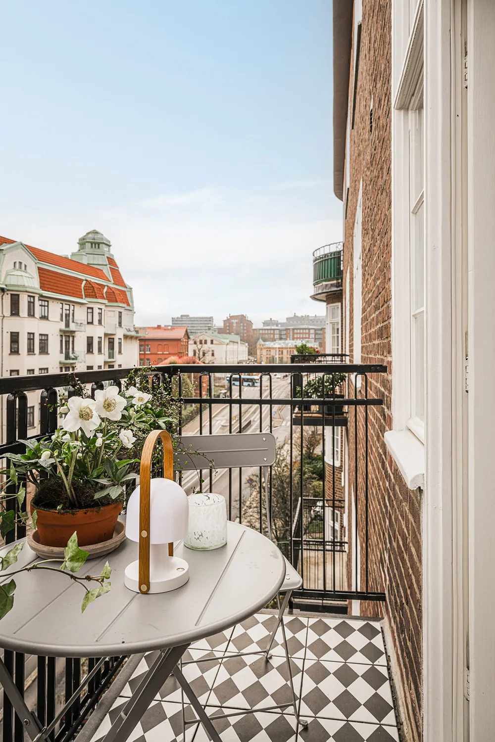 Teintes douces du blanc dans le design d'un appartement suédois spacieux - Gallery image 11