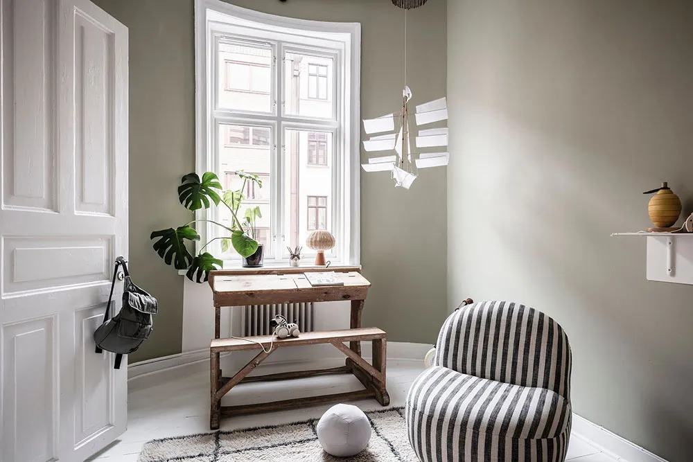 Portes anciennes luxueuses et carte vintage sur le mur de la salle à manger : appartement à Göteborg (84 m²) - Gallery image 13