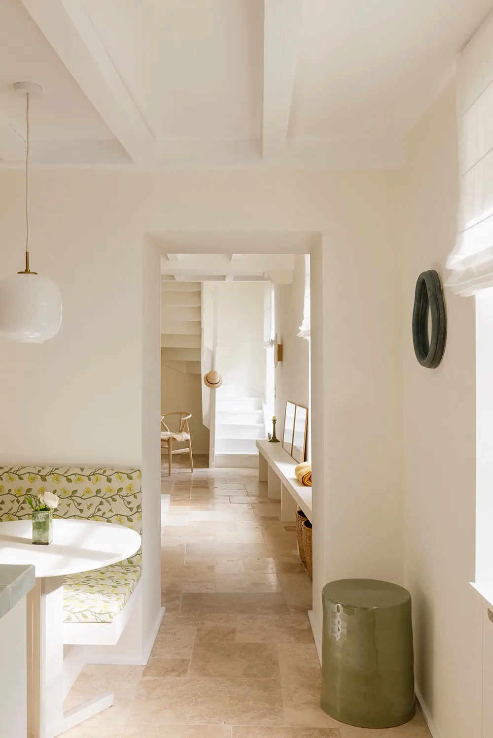 Світлий середземноморський інтер'єр у Франції з ніжними деталями - Gallery image 5