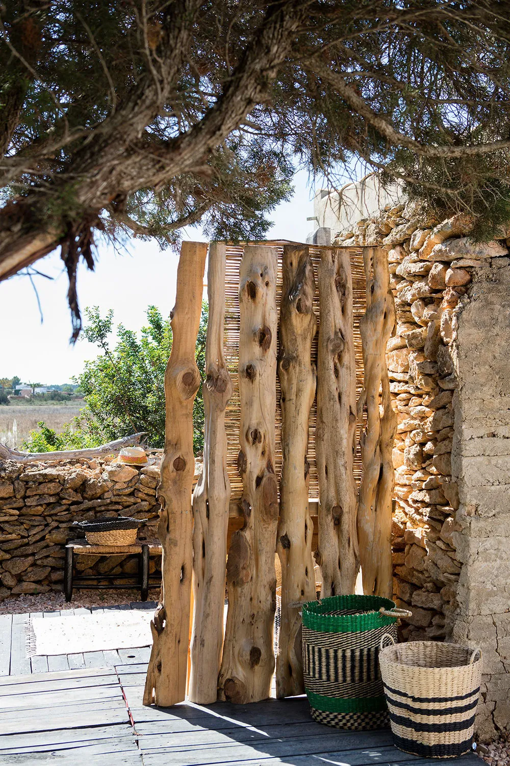 Accents colorés dans les intérieurs blancs d'une maison estivale sur une île en Espagne - Gallery image 14
