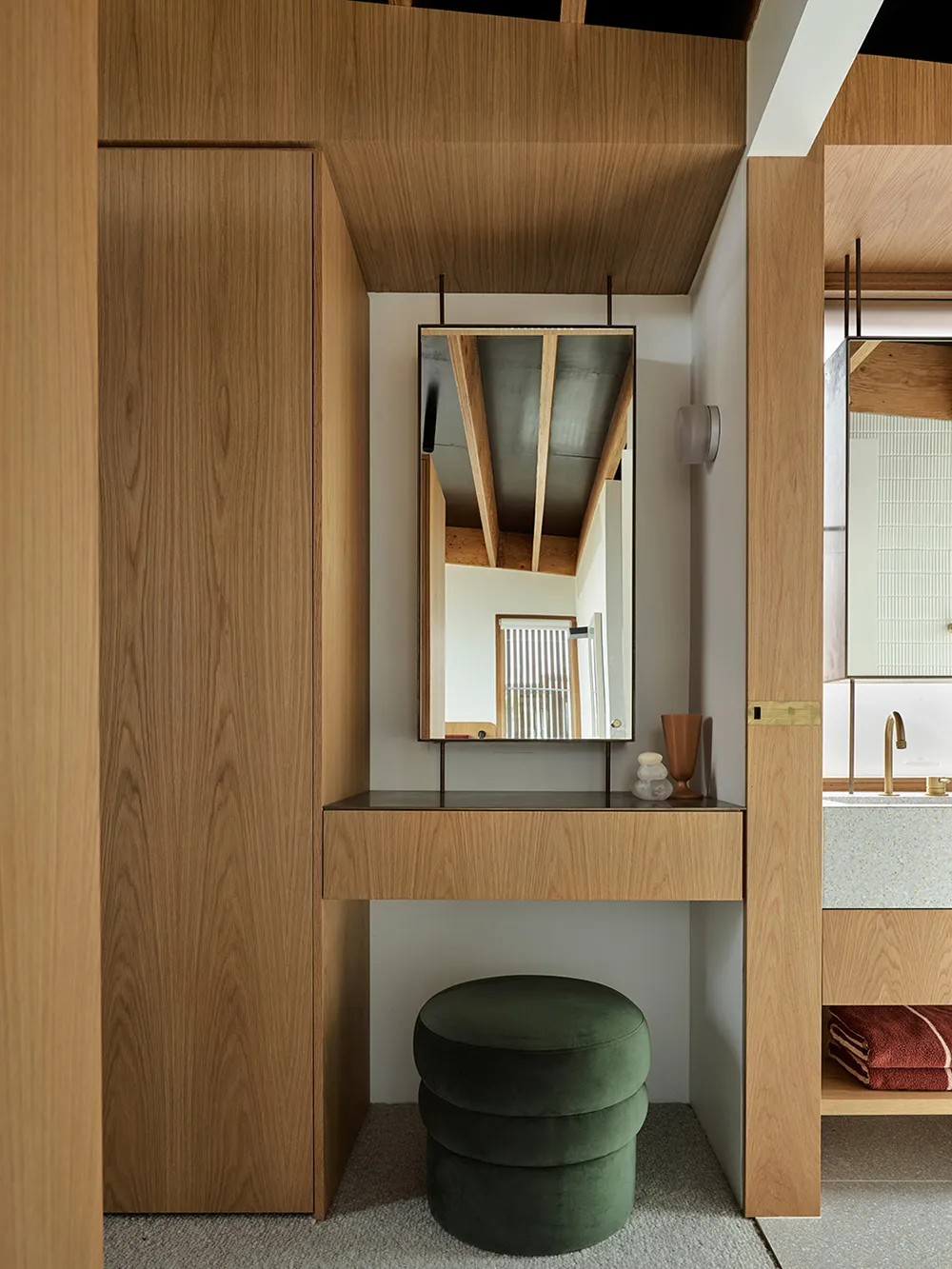 Дерево, бетон и модный декор: современная реконструкция старого бунгало в Сиднее - Gallery image 12