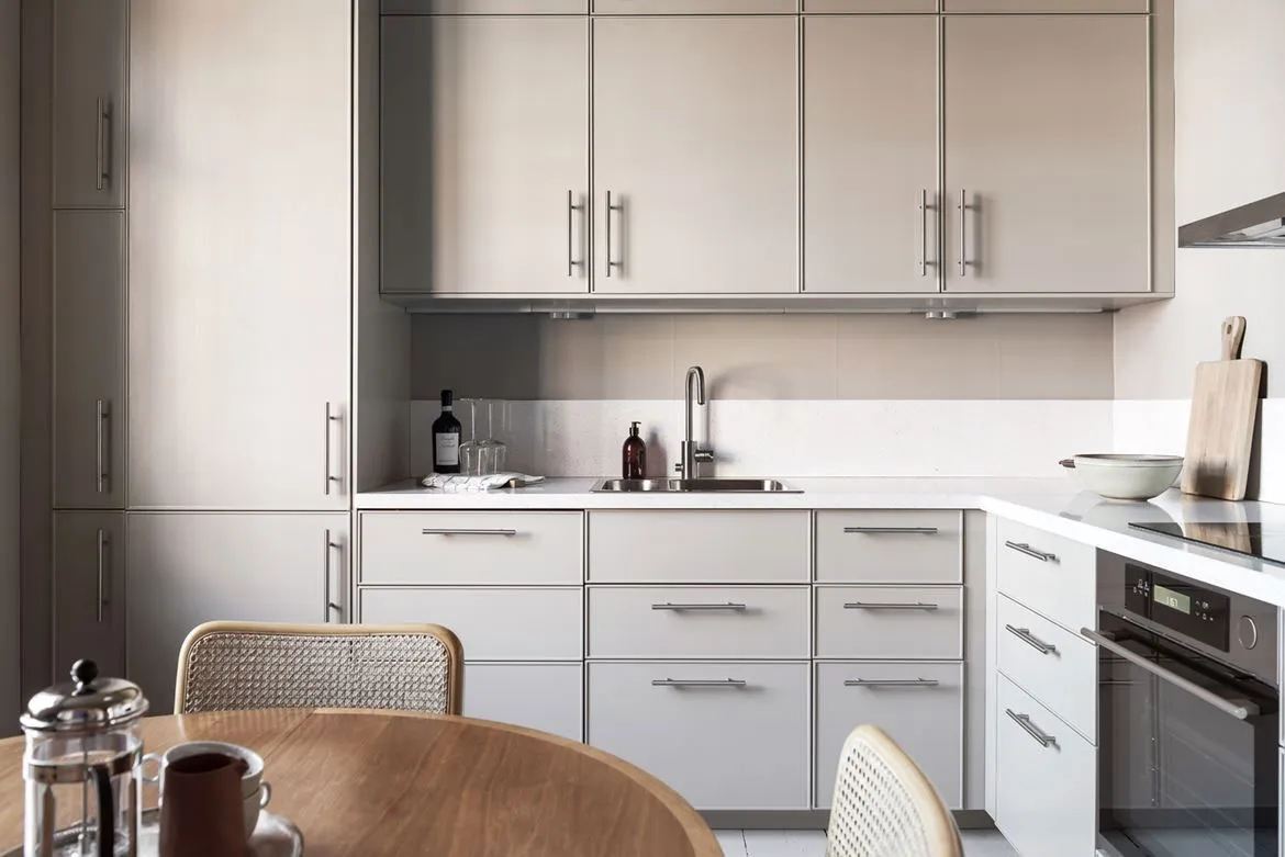 Постеры и книги в дизайне стильной квартиры в Швеции - Gallery image 7