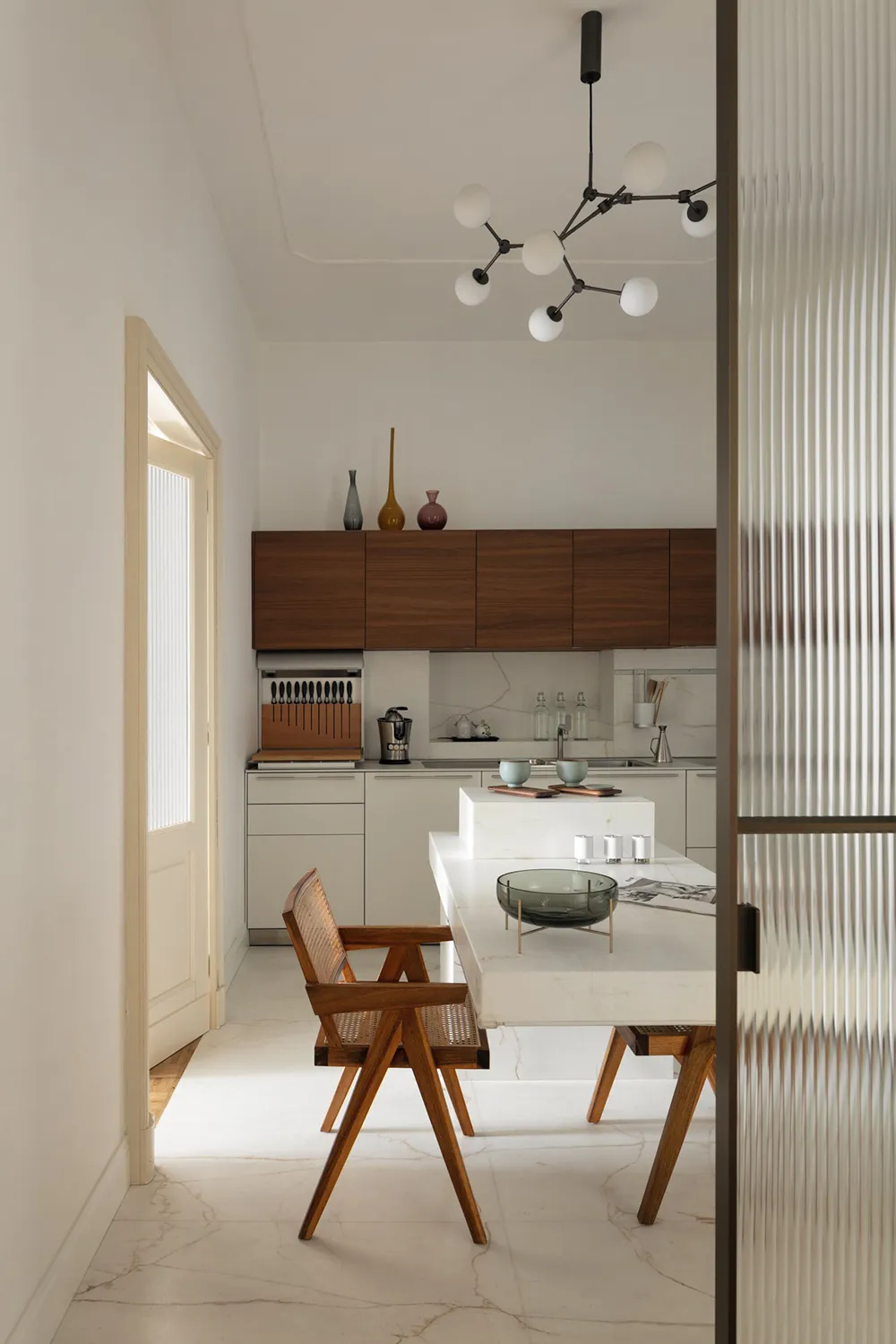 Moldings, tableaux classiques et décoration tendance : appartements à Naples - Gallery image 5