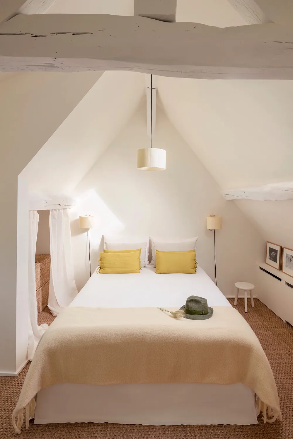 Світлий середземноморський інтер'єр у Франції з ніжними деталями - Gallery image 11