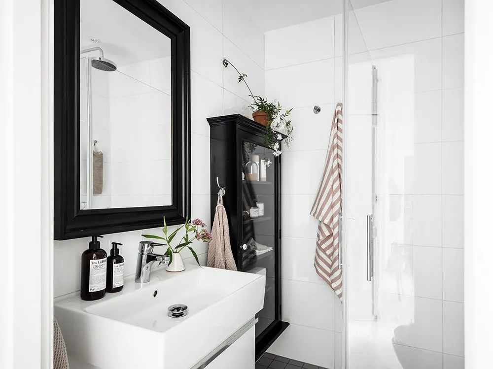 Portes anciennes luxueuses et carte vintage sur le mur de la salle à manger : appartement à Göteborg (84 m²) - Gallery image 31