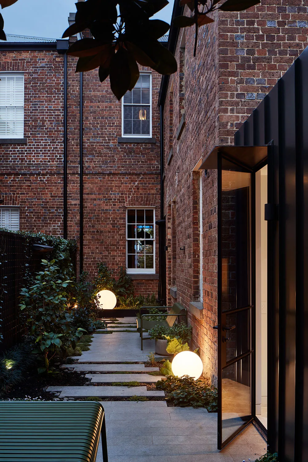 Diseño victoriano con tonos profundos y elegantes en Melbourne - Gallery image 28