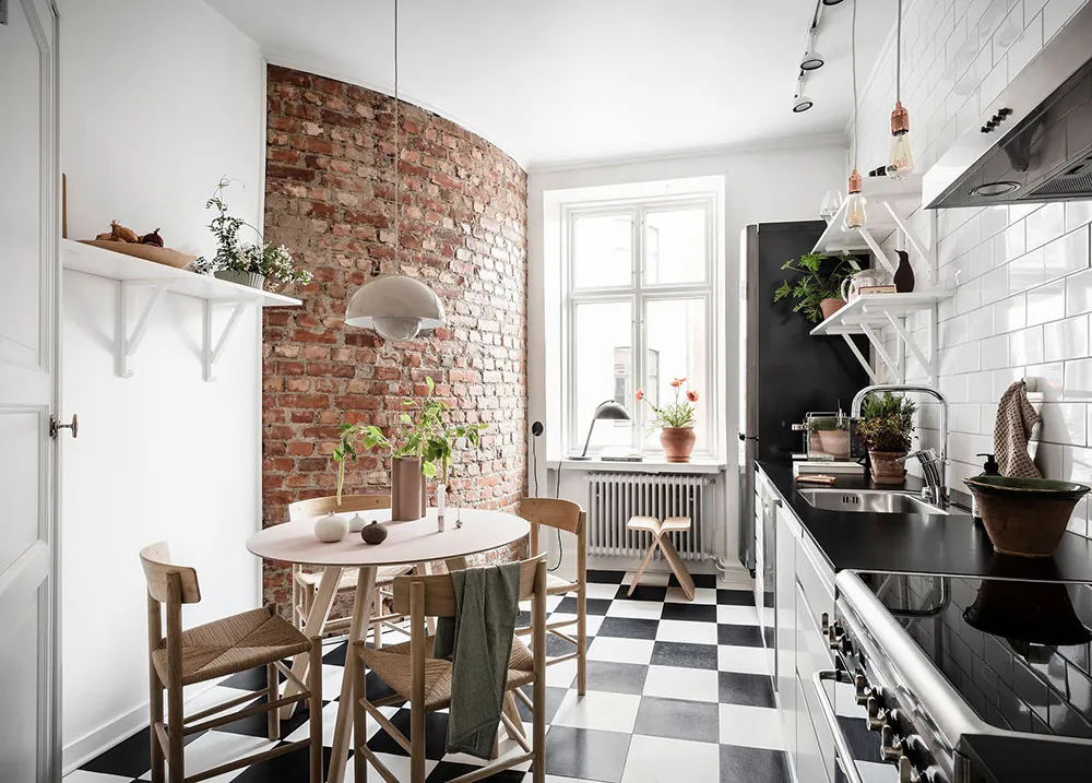 Portes anciennes luxueuses et carte vintage sur le mur de la salle à manger : appartement à Göteborg (84 m²) - Gallery image 23