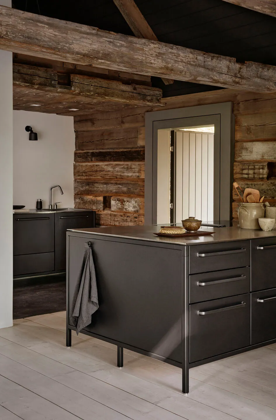 Stylowy design starego rybackiego domu w Łotwie od Vipp - Gallery image 5