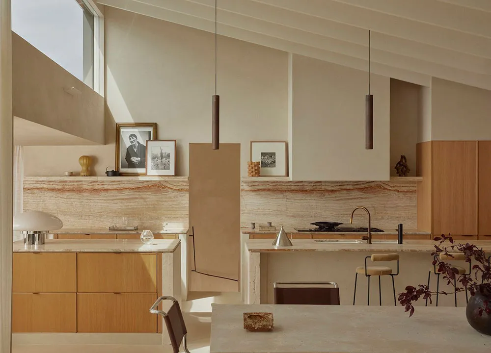 Intérieur moderne chaleureux dans les teintes sableuses à Sydney - Gallery image 3