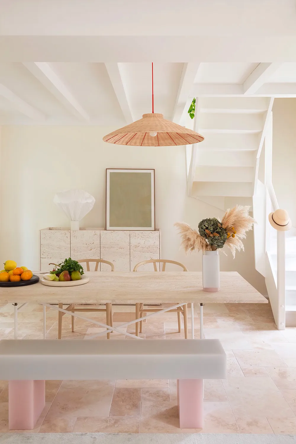 Світлий середземноморський інтер'єр у Франції з ніжними деталями - Gallery image 1