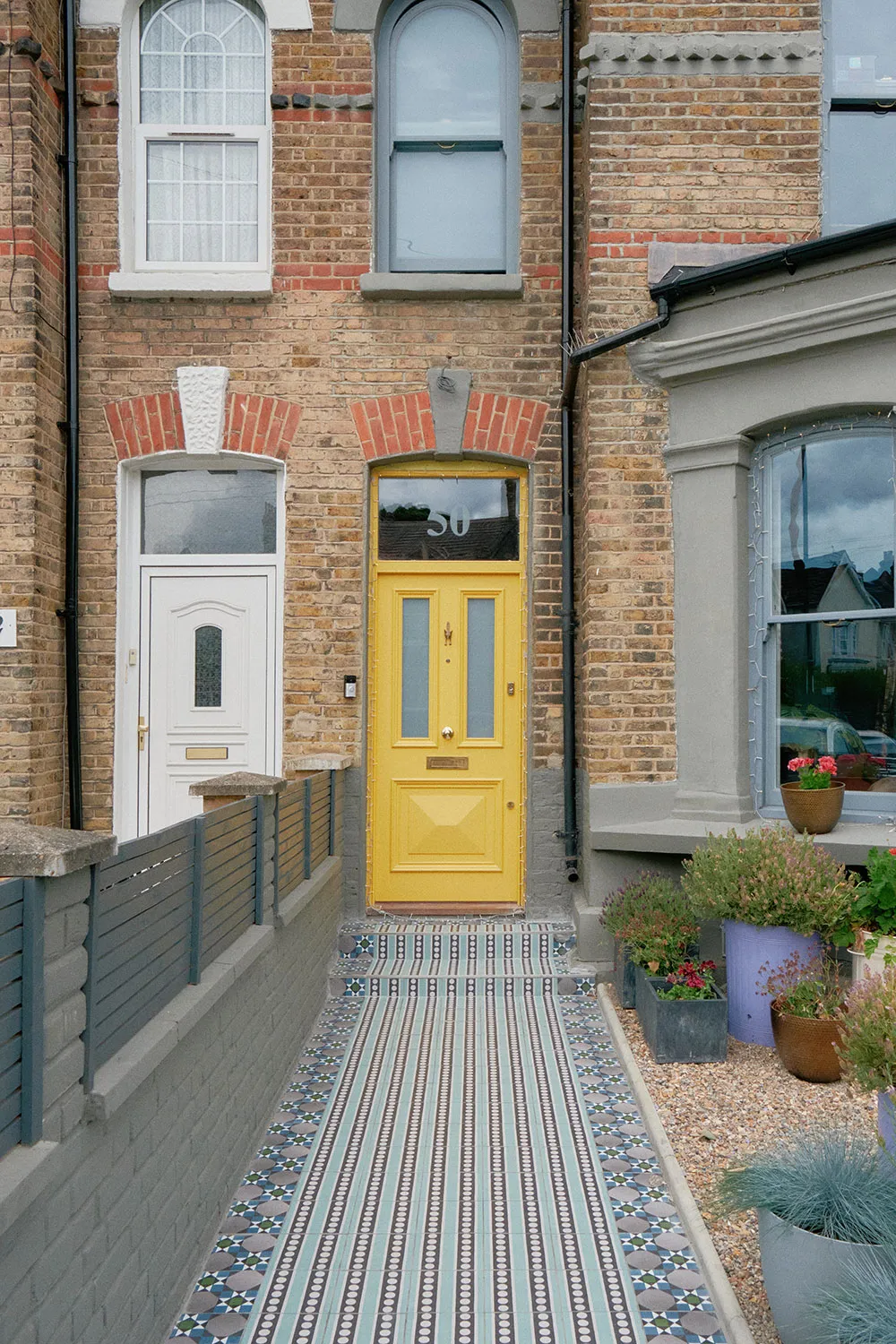 Exceso de colores atrevidos en el diseño de una casa victoriana en Londres - Gallery image 38