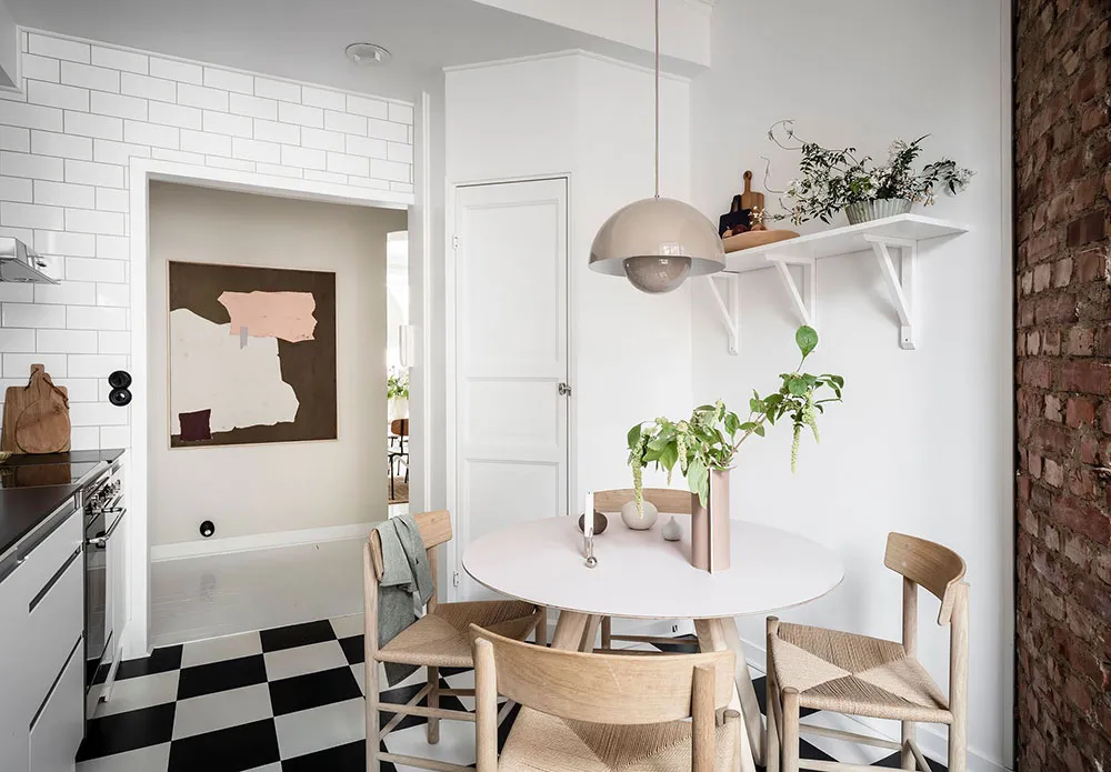 Portes anciennes luxueuses et carte vintage sur le mur de la salle à manger : appartement à Göteborg (84 m²) - Gallery image 27