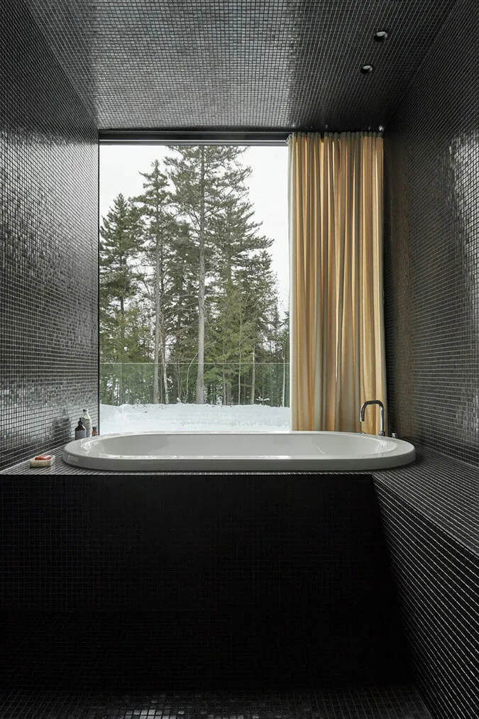 Belleza de la piedra oscura en el diseño de una casa moderna en el bosque de Canadá - Gallery image 17