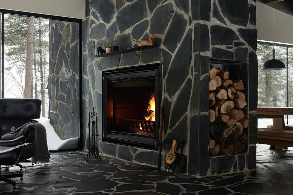 Belleza de la piedra oscura en el diseño de una casa moderna en el bosque de Canadá - Gallery image 6