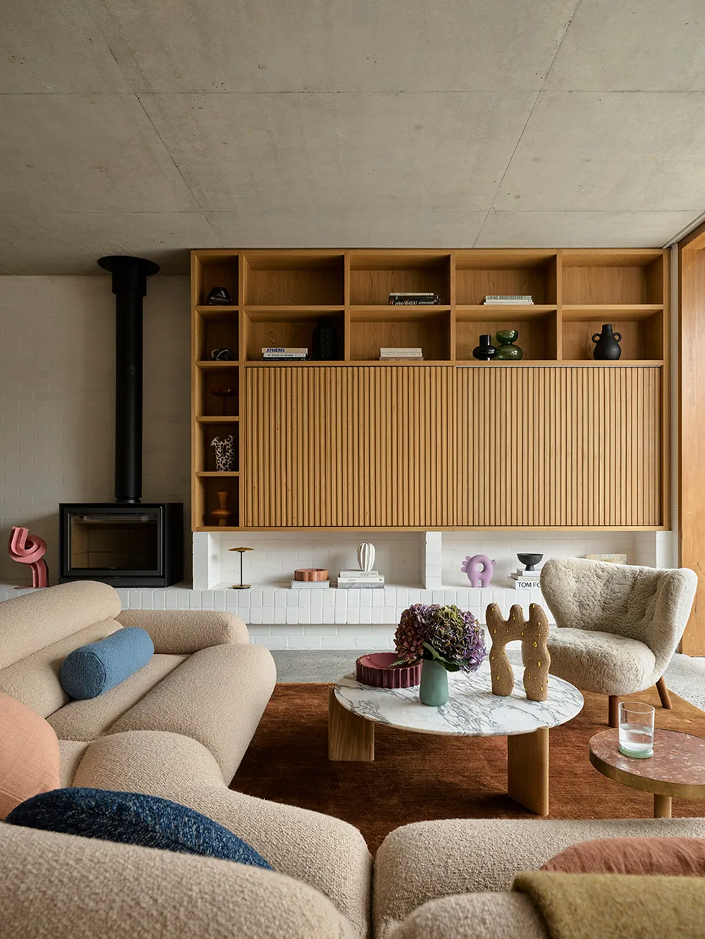 Дерево, бетон и модный декор: современная реконструкция старого бунгало в Сиднее - Gallery image 1