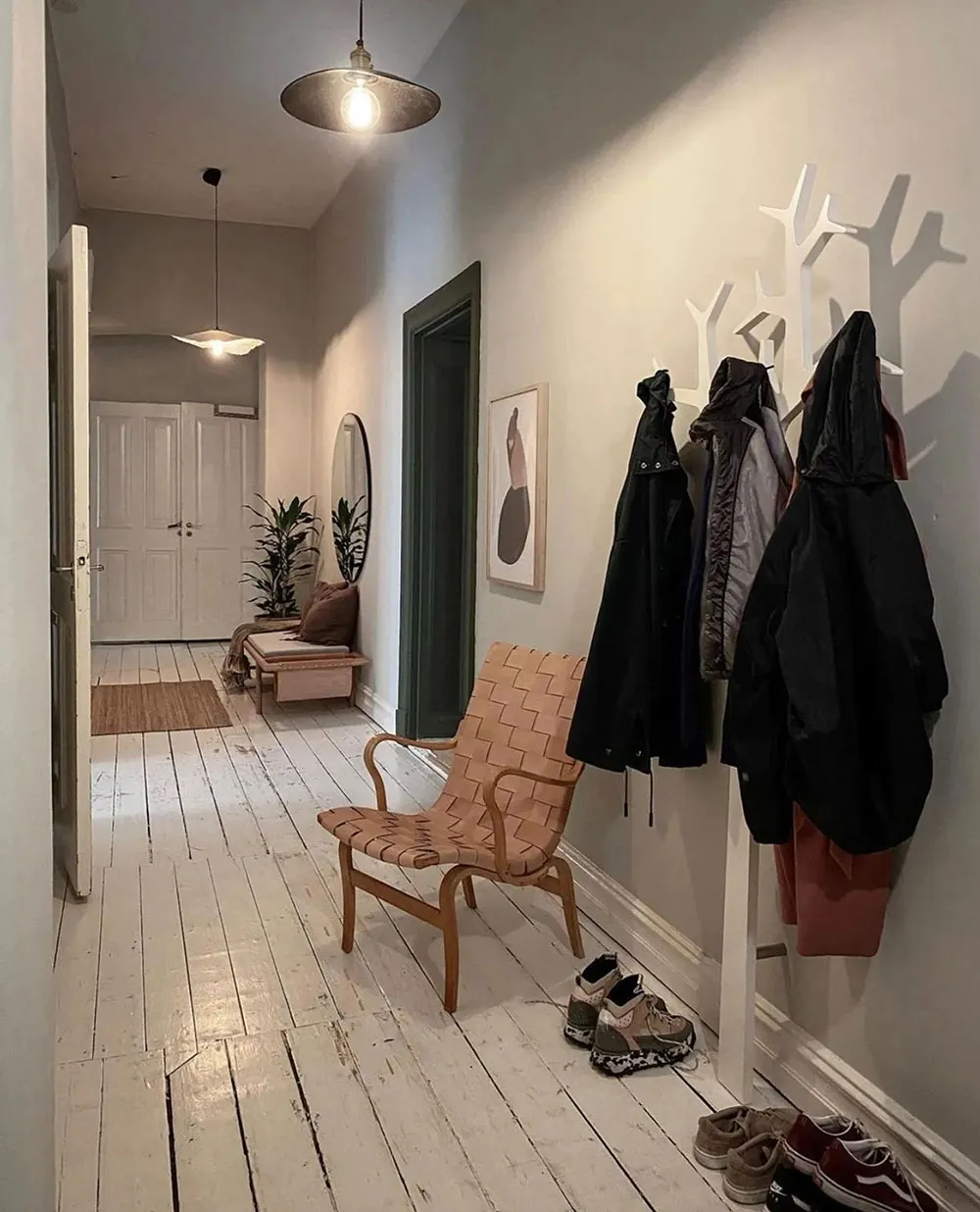 Dramatischer skandinavischer Interior mit grünen Wänden - Gallery image 11