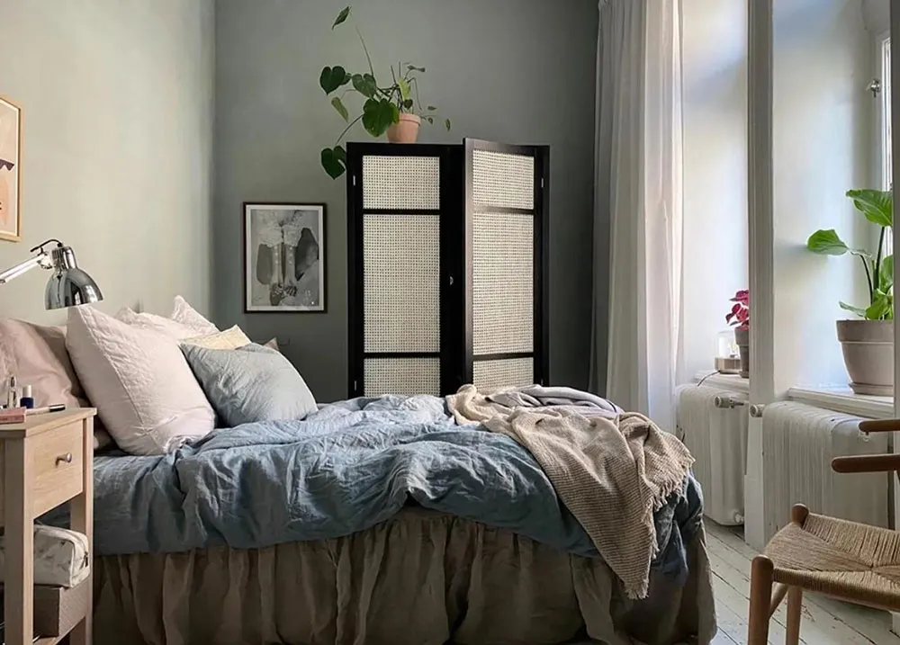 Dramatischer skandinavischer Interior mit grünen Wänden - Gallery image 9