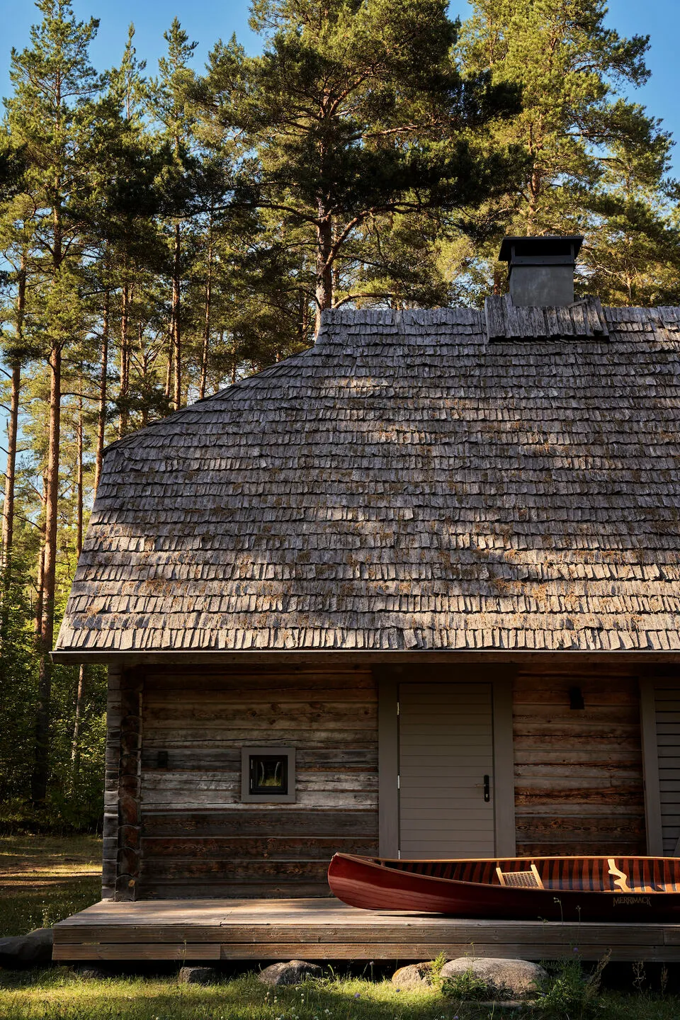 Stylowy design starego rybackiego domu w Łotwie od Vipp - Gallery image 19