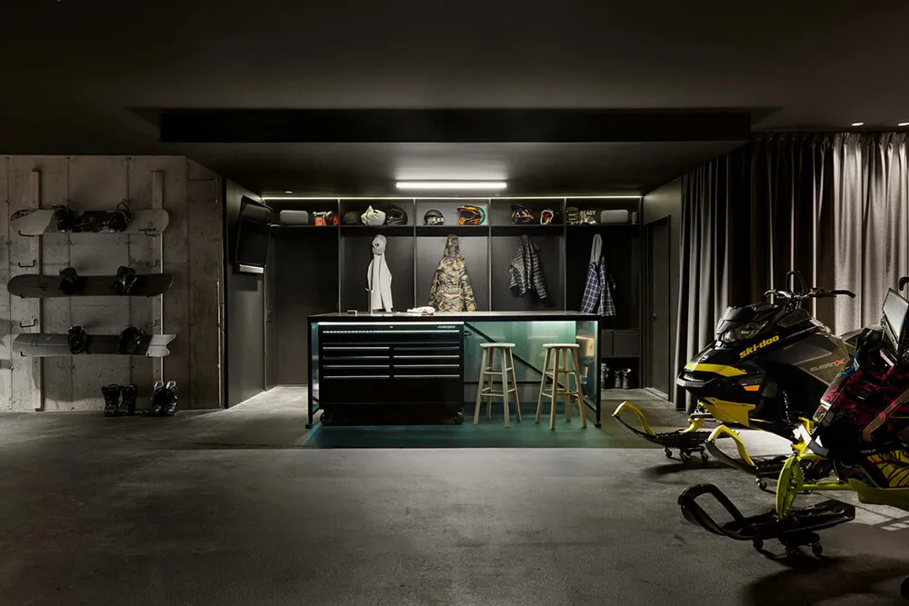 Belleza de la piedra oscura en el diseño de una casa moderna en el bosque de Canadá - Gallery image 18