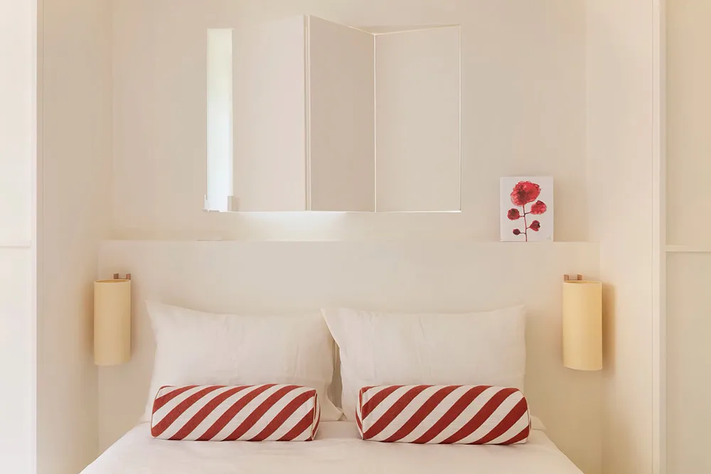 Світлий середземноморський інтер'єр у Франції з ніжними деталями - Gallery image 9