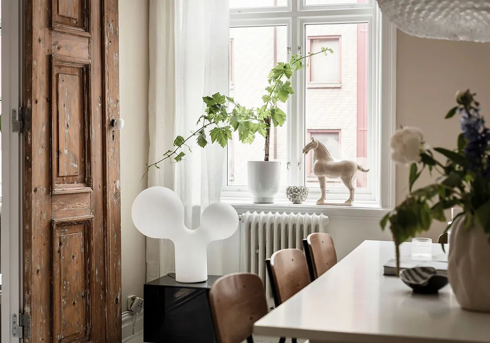 Portes anciennes luxueuses et carte vintage sur le mur de la salle à manger : appartement à Göteborg (84 m²) - Gallery image 10