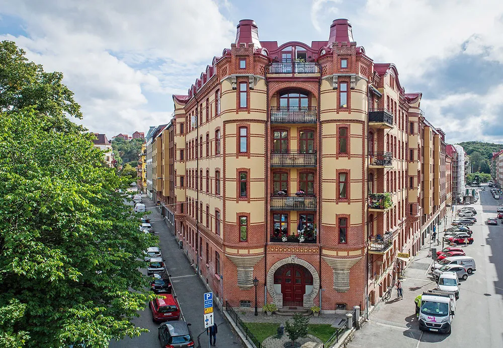 Portes anciennes luxueuses et carte vintage sur le mur de la salle à manger : appartement à Göteborg (84 m²) - Gallery image 5