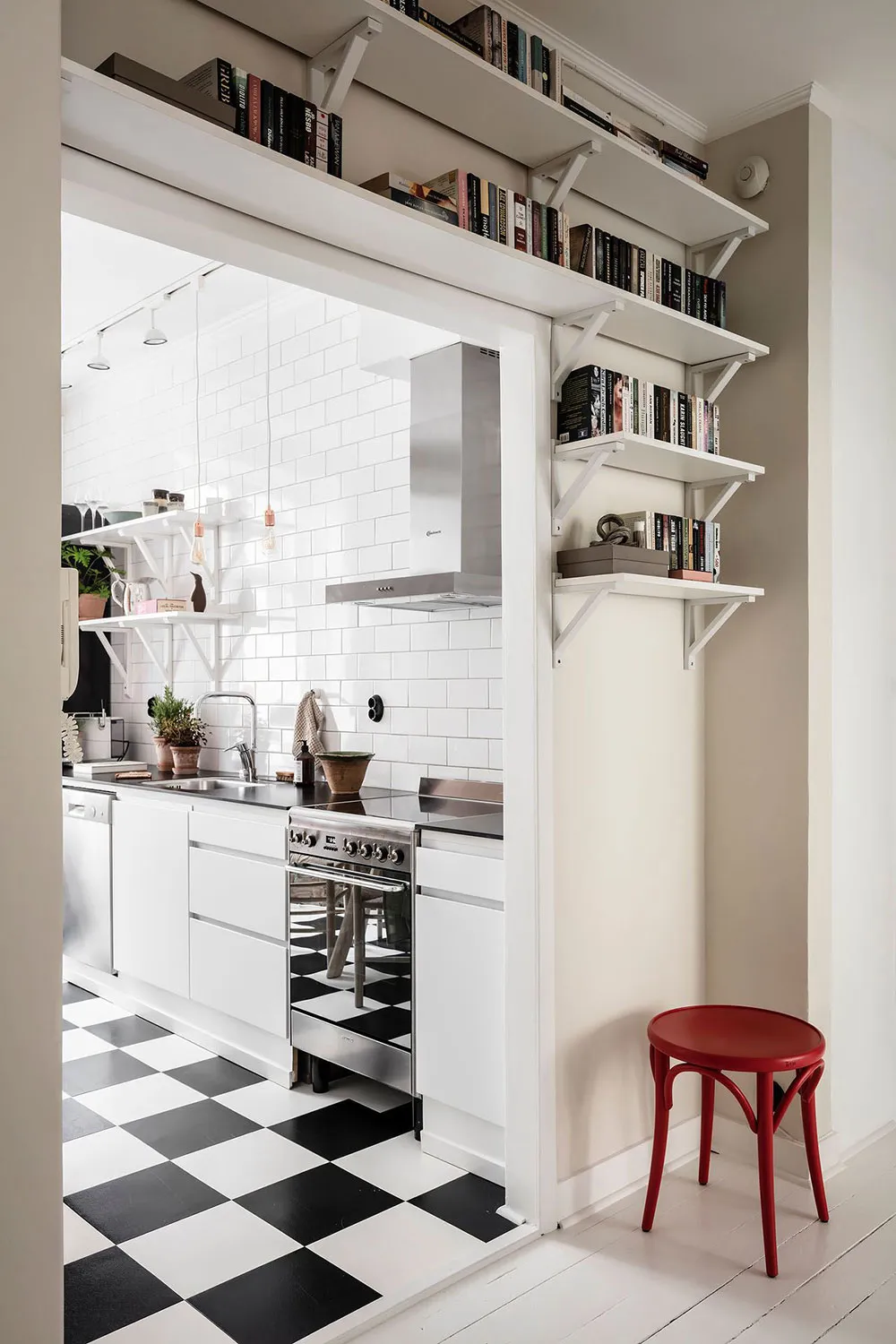 Portes anciennes luxueuses et carte vintage sur le mur de la salle à manger : appartement à Göteborg (84 m²) - Gallery image 22