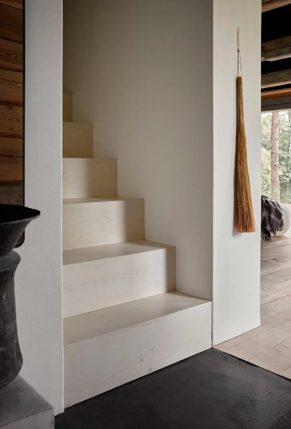 Stylowy design starego rybackiego domu w Łotwie od Vipp - Gallery image 9