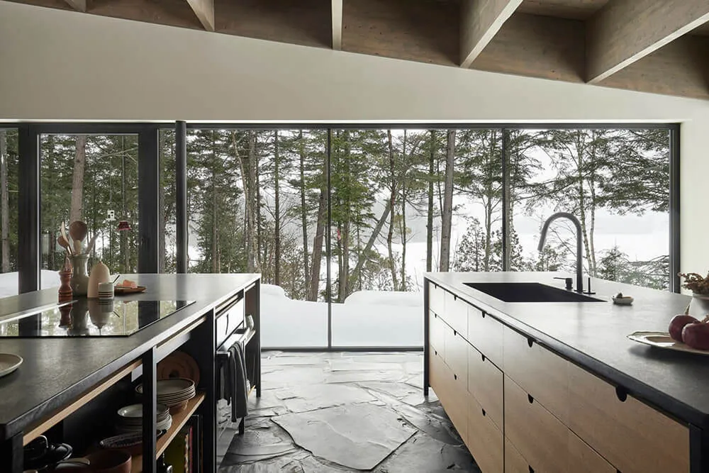 Belleza de la piedra oscura en el diseño de una casa moderna en el bosque de Canadá - Gallery image 2