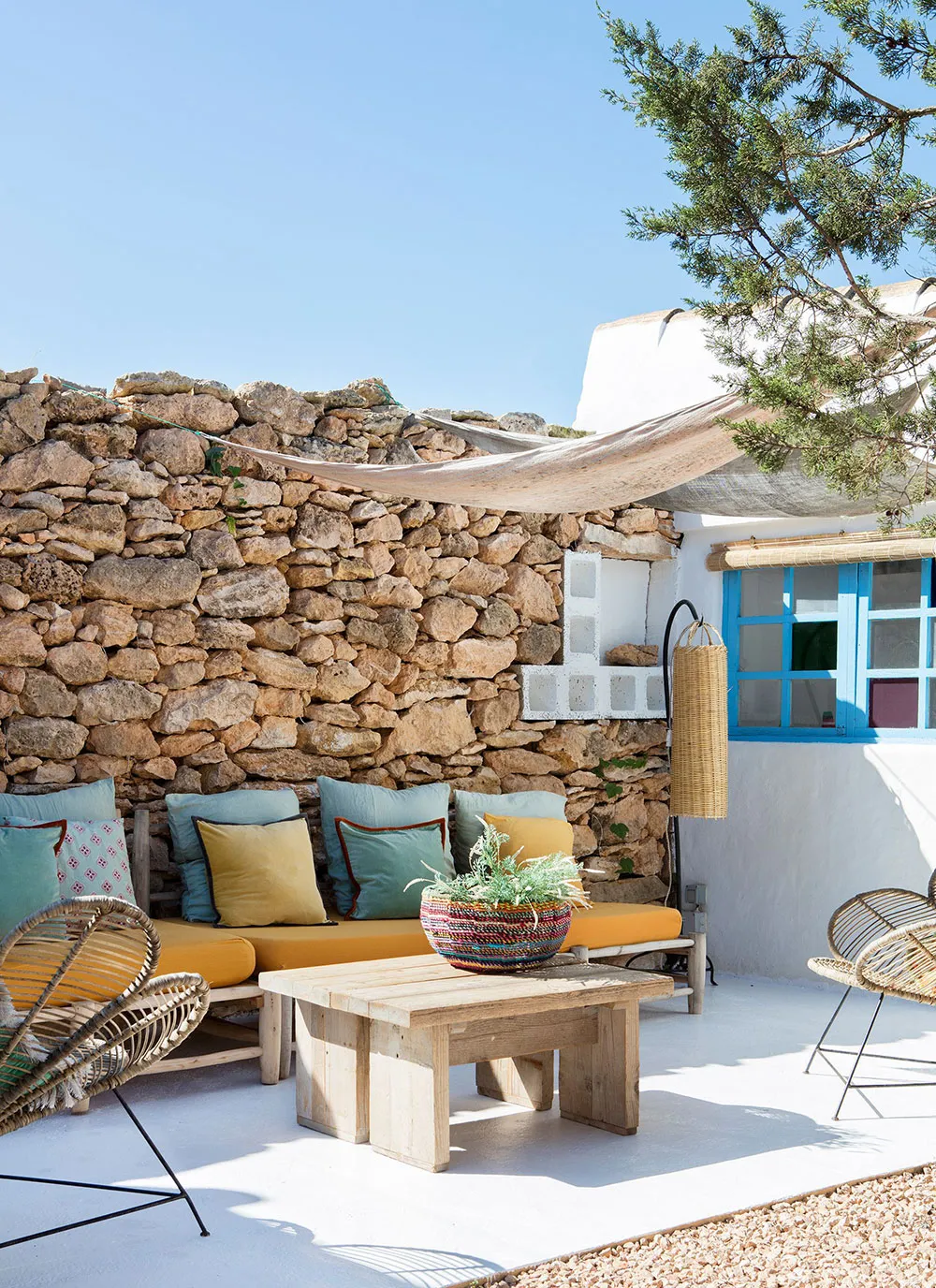 Accents colorés dans les intérieurs blancs d'une maison estivale sur une île en Espagne - Gallery image 11