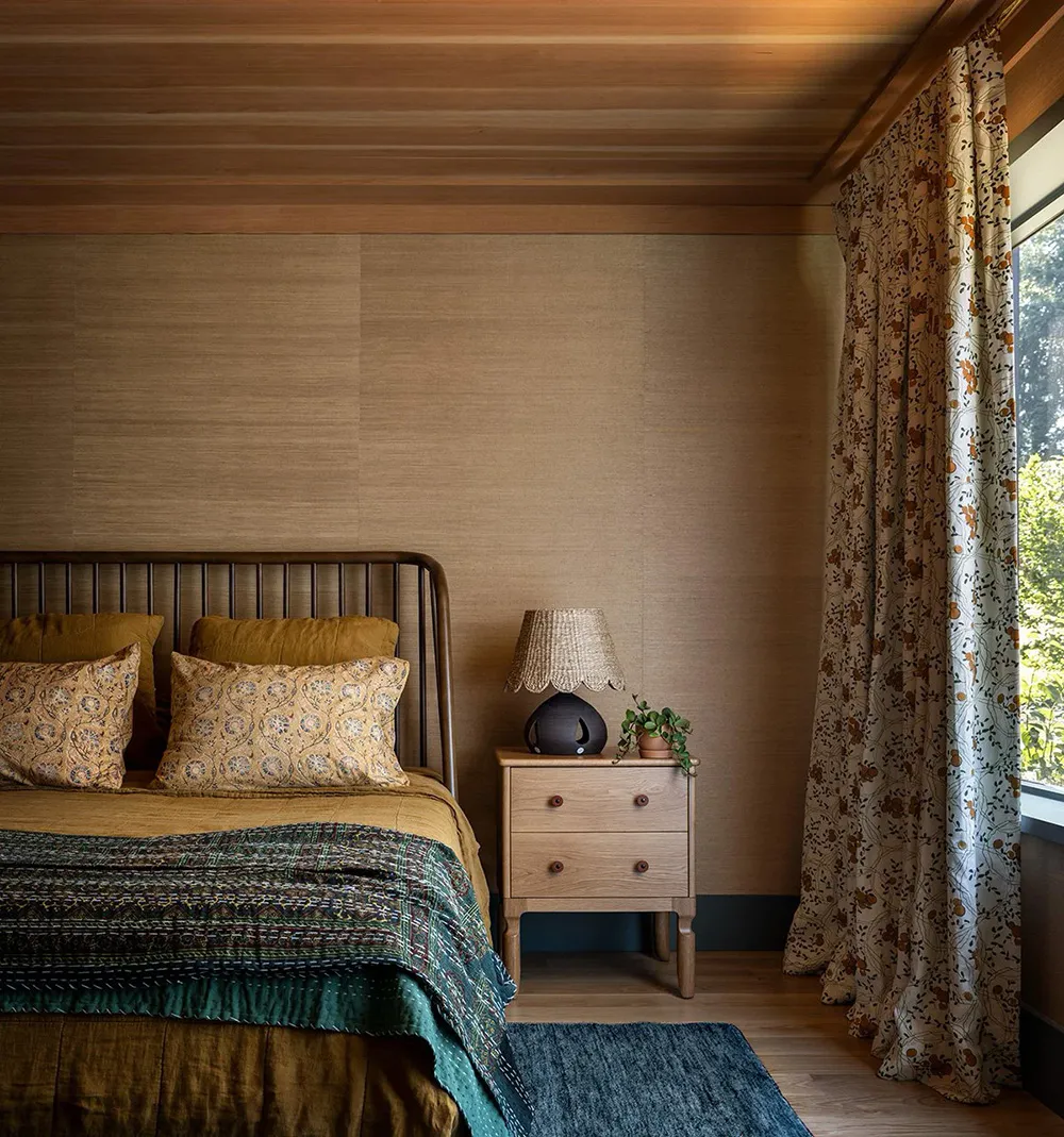 Красивые принты и краски в дизайне деревянного дома у озера - Gallery image 10