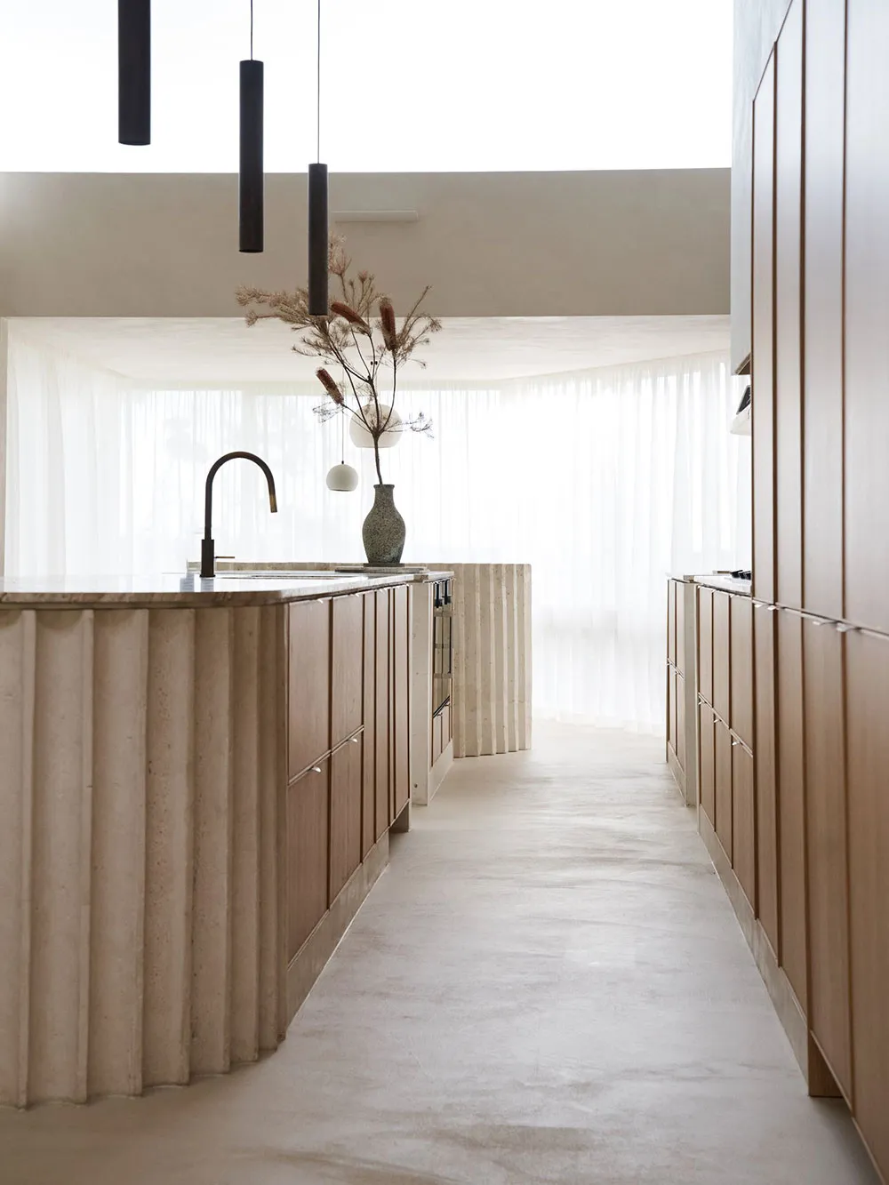 Intérieur moderne chaleureux dans les teintes sableuses à Sydney - Gallery image 6