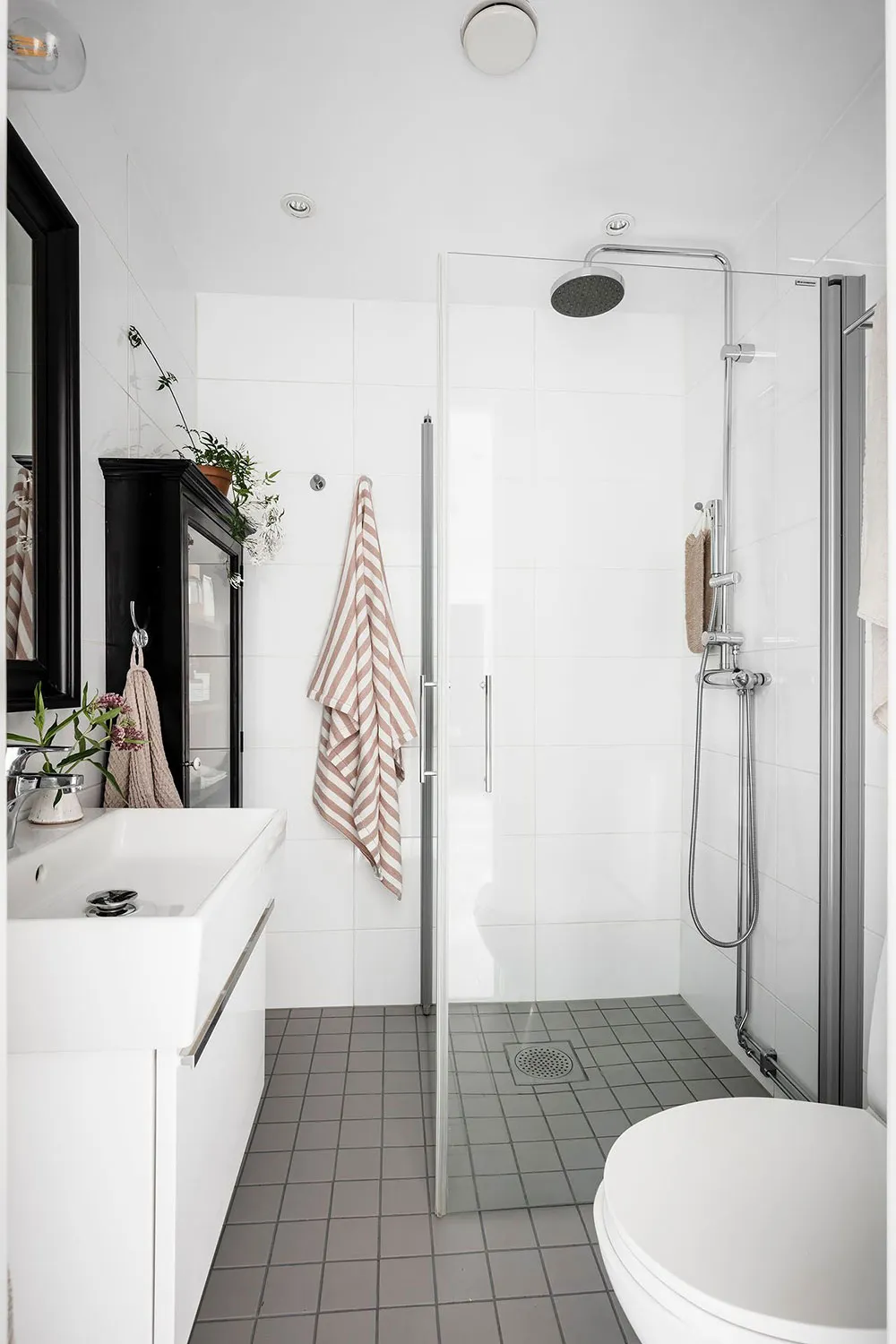 Portes anciennes luxueuses et carte vintage sur le mur de la salle à manger : appartement à Göteborg (84 m²) - Gallery image 29