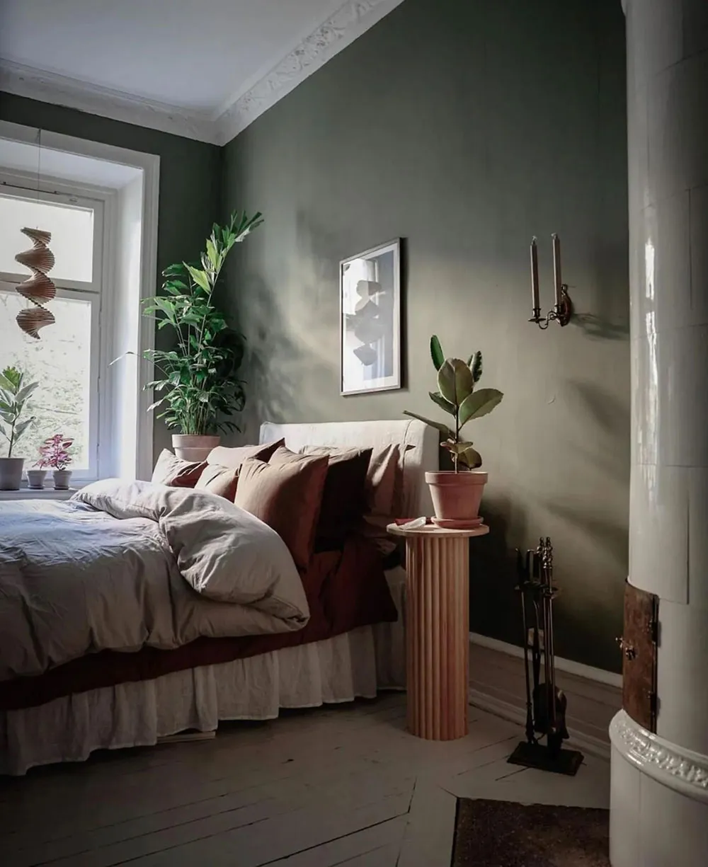 Dramatischer skandinavischer Interior mit grünen Wänden - Gallery image 8