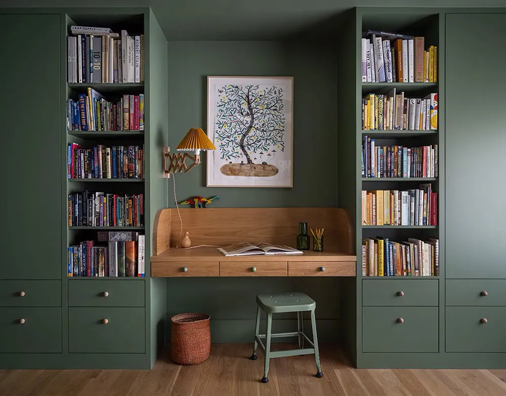 Красивые принты и краски в дизайне деревянного дома у озера - Gallery image 18