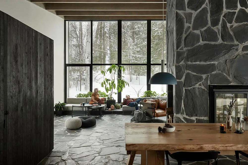 Belleza de la piedra oscura en el diseño de una casa moderna en el bosque de Canadá - Gallery image 1
