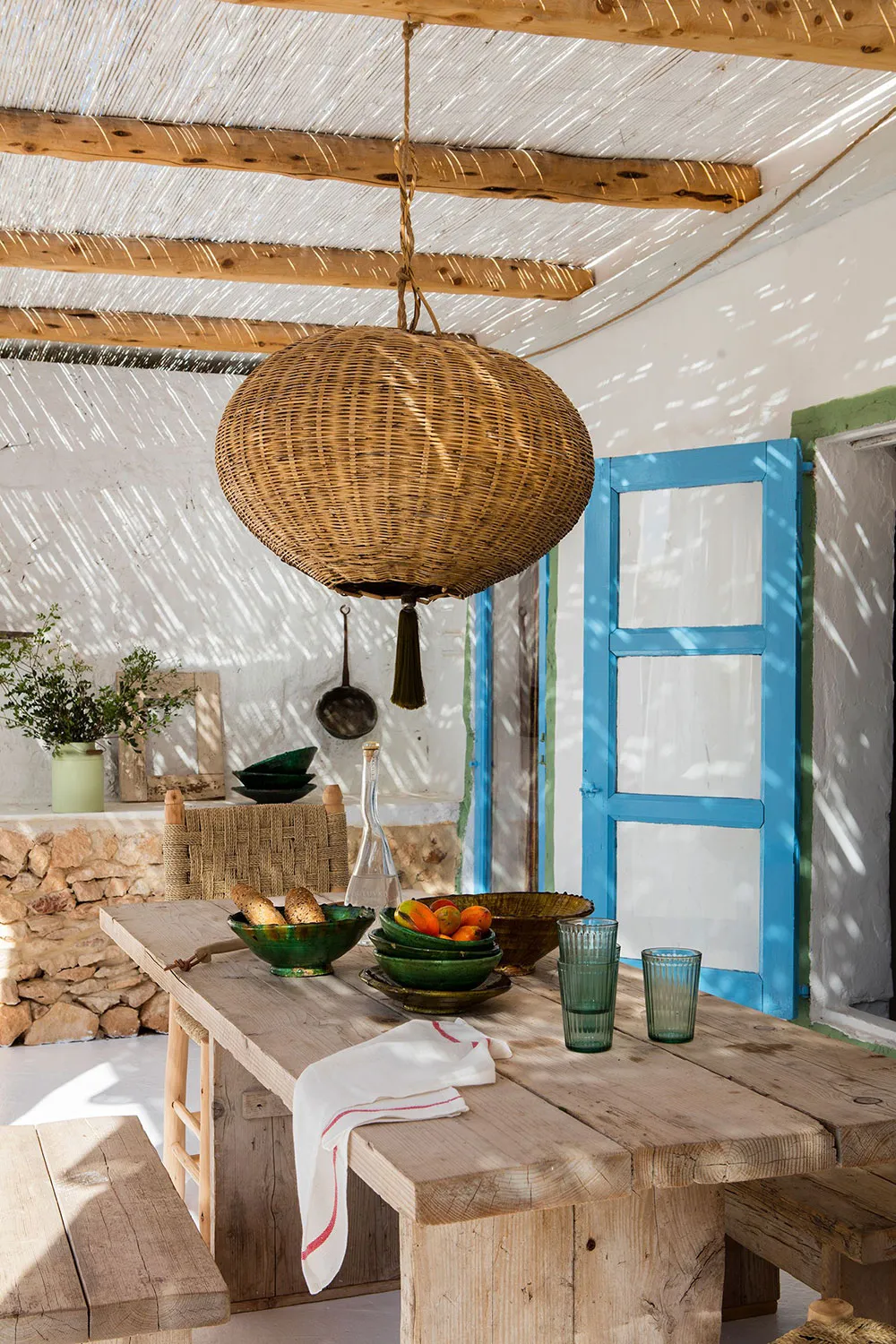 Accents colorés dans les intérieurs blancs d'une maison estivale sur une île en Espagne - Gallery image 3