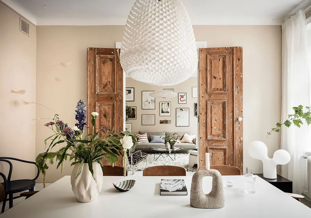 Portes anciennes luxueuses et carte vintage sur le mur de la salle à manger : appartement à Göteborg (84 m²) - Gallery image 8