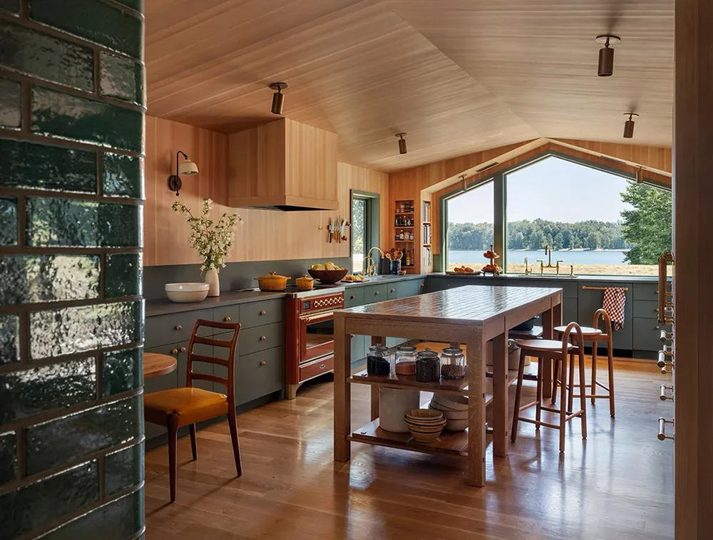 Красивые принты и краски в дизайне деревянного дома у озера - Gallery image 4