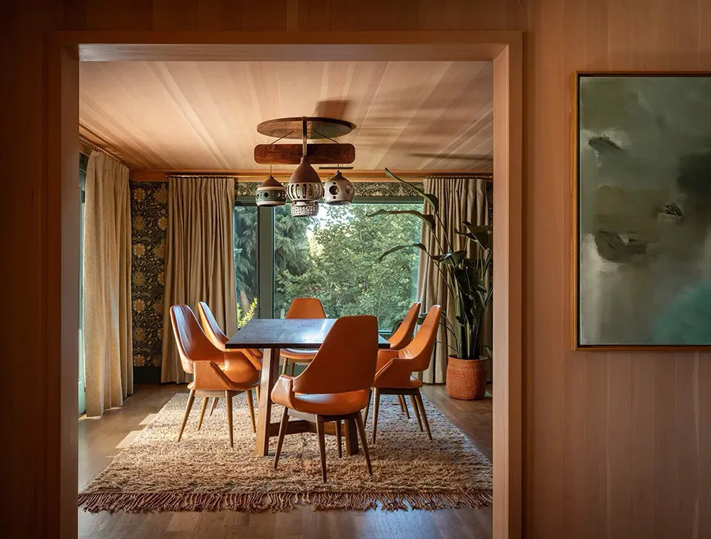 Красивые принты и краски в дизайне деревянного дома у озера - Gallery image 7