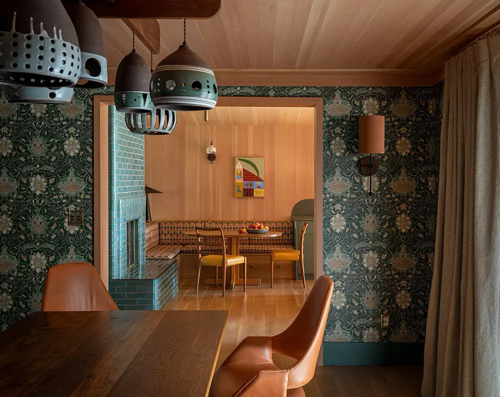 Красивые принты и краски в дизайне деревянного дома у озера - Gallery image 8