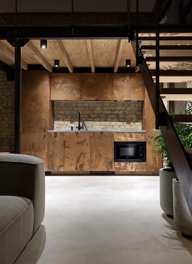 Minimalismo industrial y antresol: pequeña vivienda soltera en Kiev (41 m²) - Gallery image 11