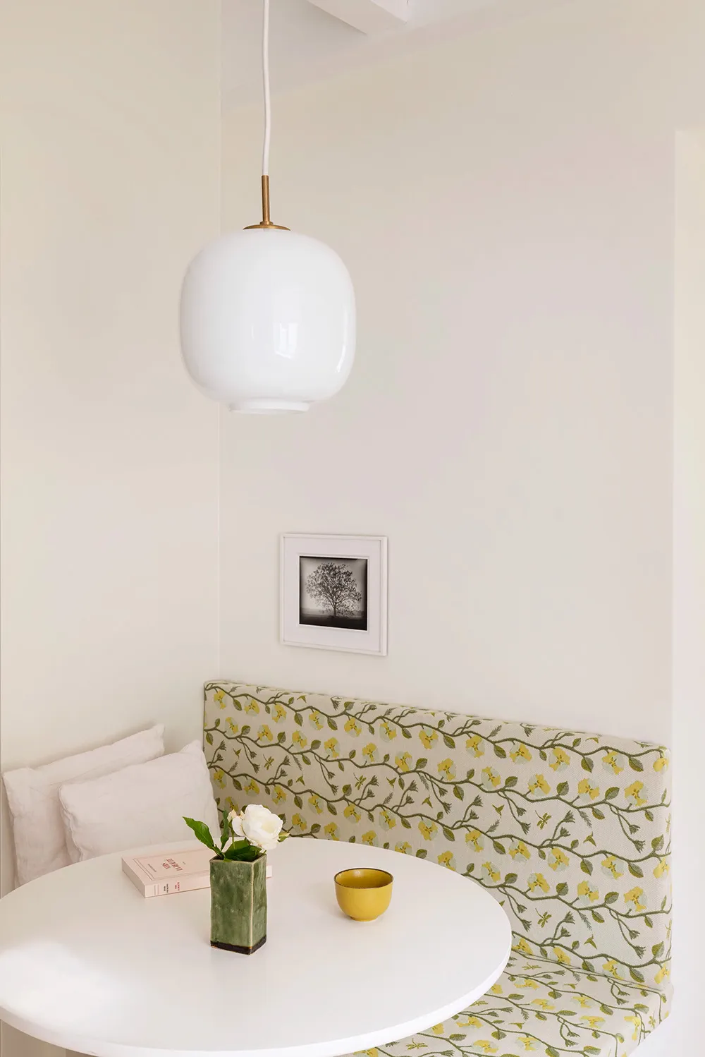 Світлий середземноморський інтер'єр у Франції з ніжними деталями - Gallery image 6