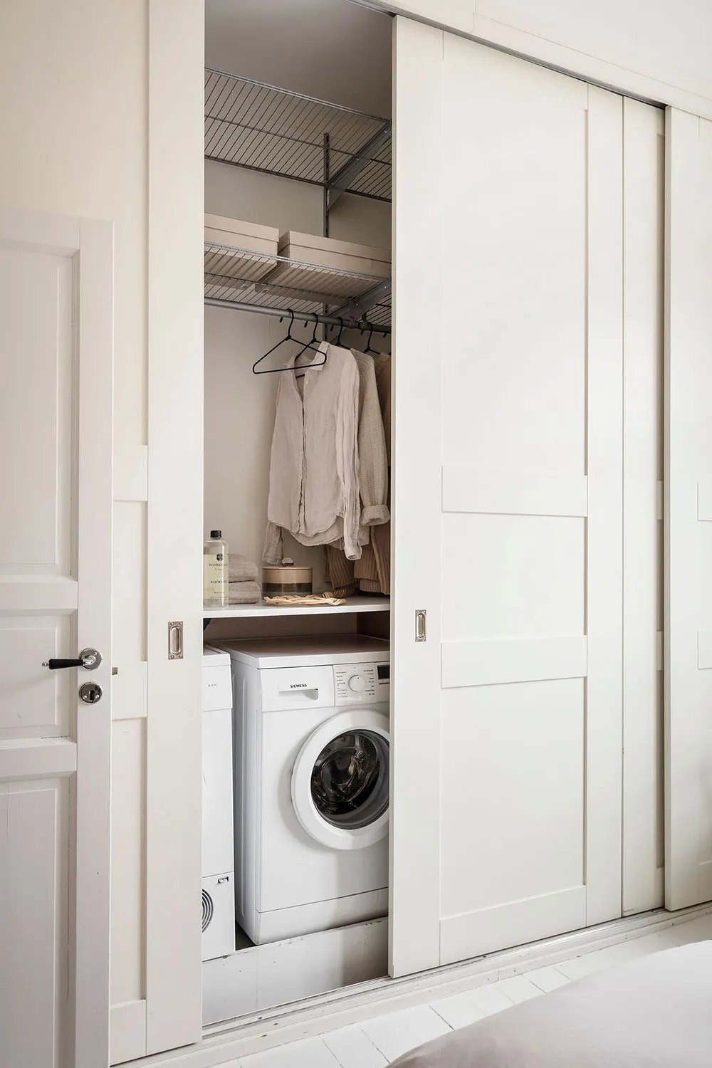 Portes anciennes luxueuses et carte vintage sur le mur de la salle à manger : appartement à Göteborg (84 m²) - Gallery image 20