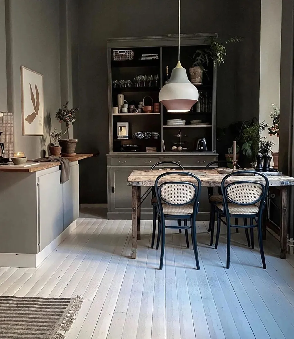 Dramatischer skandinavischer Interior mit grünen Wänden - Gallery image 5